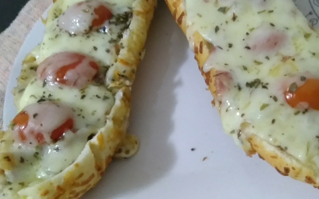 Baguete recheada com bacon e queijo