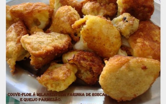 Couve-flor à milanesa com farinha de rosca e queijo parmesão