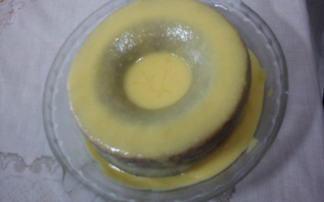 Bolo amarelo de abacaxi com calda de laranja