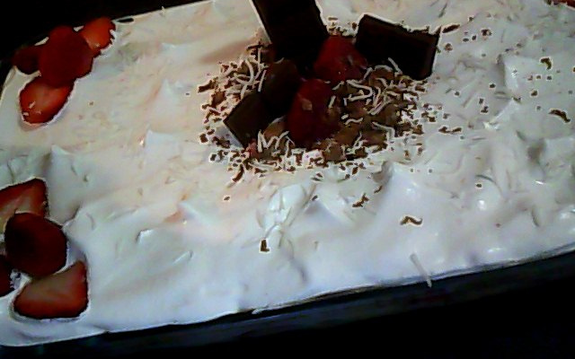 Pavê de chocolate com morangos e chantilly