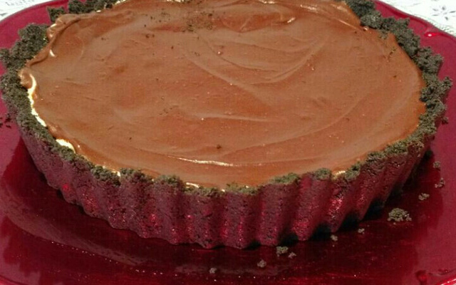 Torta de chocolate e amendoim com massa de biscoito oreo