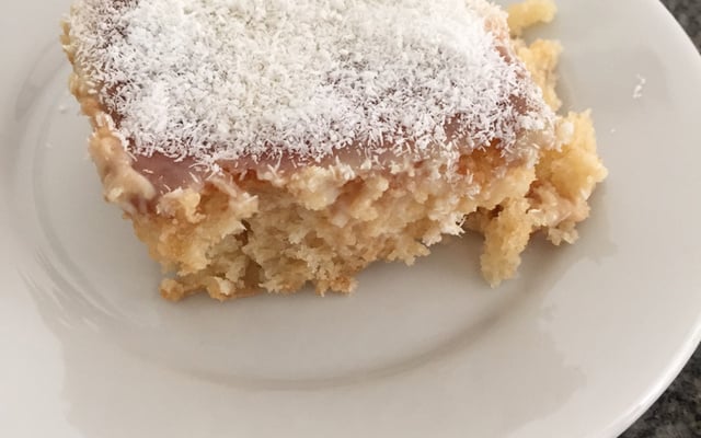 Bolo de abacaxi gelado