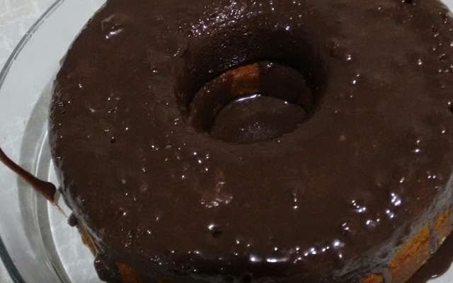 Bolo de cenoura com calda de chocolate