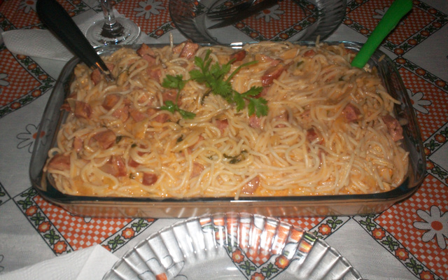 Macarrão com linguiça ao molho de requeijão