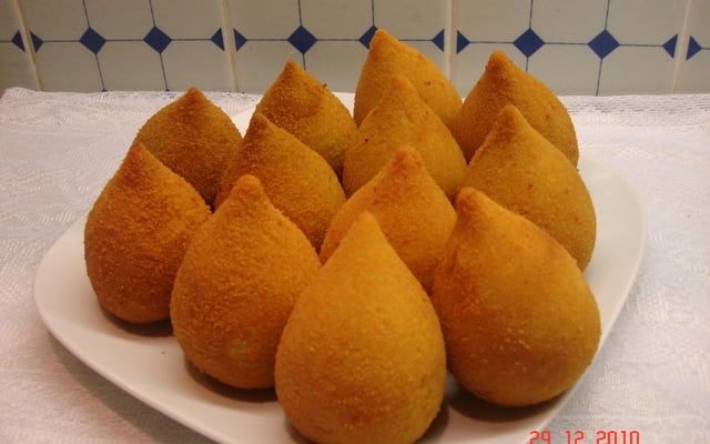 Coxinha com massa de farinha e batata