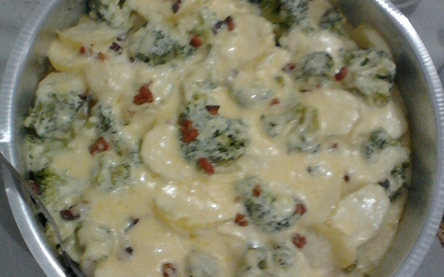 Batata gratinada com brócolis e bacon