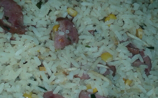 Arroz temperado com calabresa e batata palha