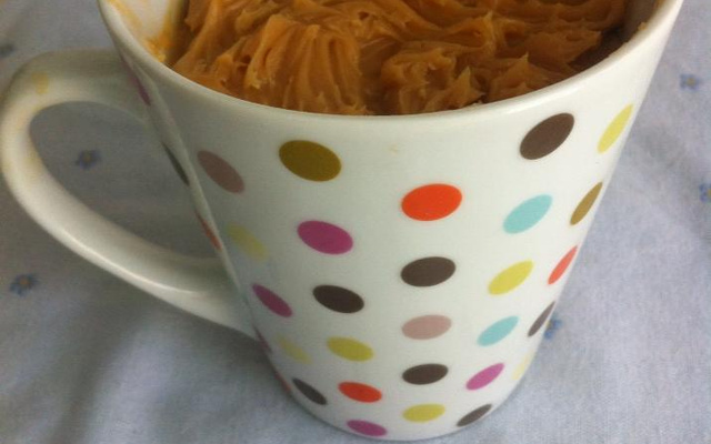 Bolo de caneca de canela com doce de leite