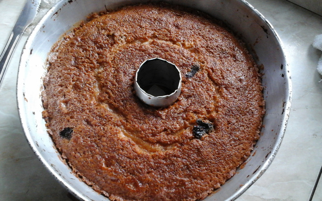 Bolo de arroz integral com ameixa e cravo da índia