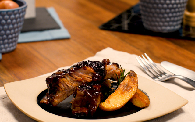 Costelinha de porco com batatas rústicas