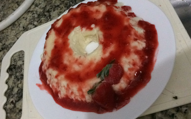 Pudim de geladeira com calda de morango