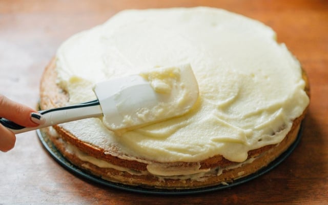 Creme fácil para recheio de bolo espalhado com uma espátula