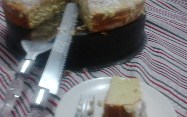 Bolo de laranja com cobertura de laranja.