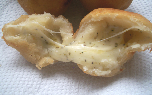 Bolinho de pizza 4 queijos do Marcelo