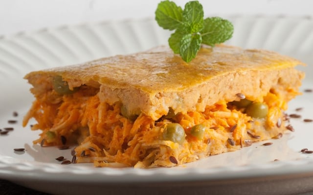 Fatia de torta salgada sem glúten e lactose com frango