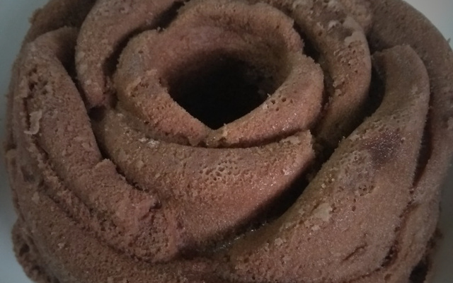Bolo de chocolate de microondas com calda de falso brigadeiro