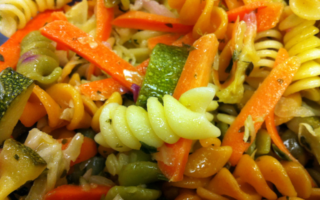 Macarrão colorido com legumes