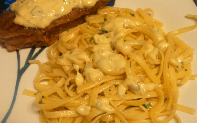 Espaguete alho e óleo com filé ao molho de gorgonzola