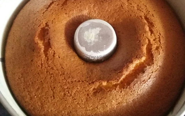 Bolo de cenoura com calda de chocolate que derrete na boca