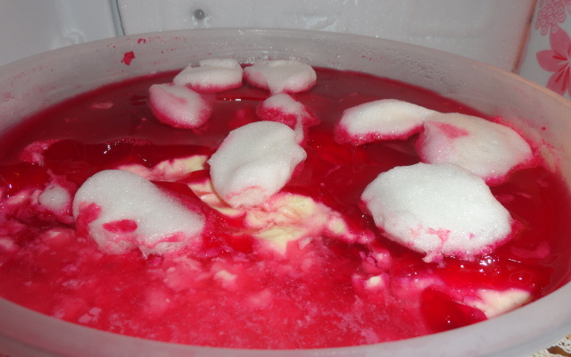 Taças de gelatina com creme e chantily