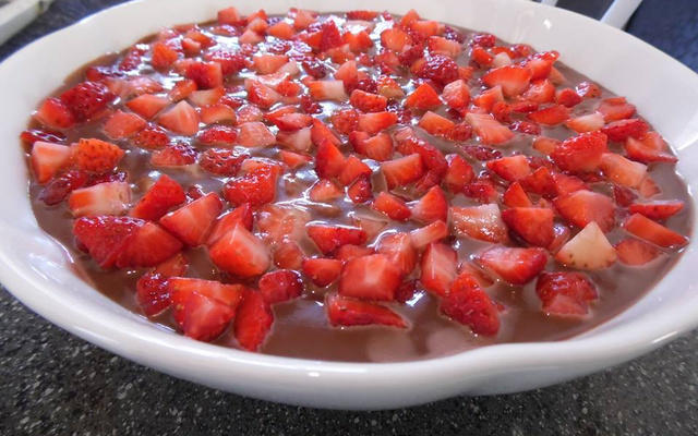 Brigadeiro bicolor com morangos