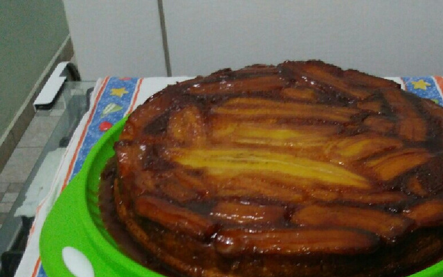Bolo invertido de banana caramelada de liquidificador