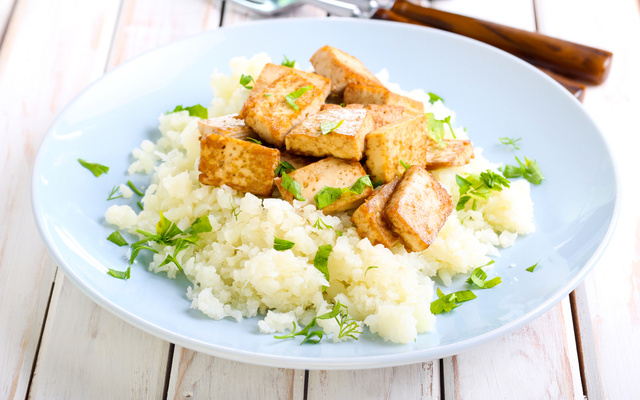 Tofu com crosta de castanha-de-caju e legumes