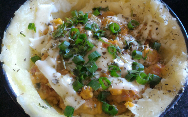 Batata recheada com linguiça e bacon