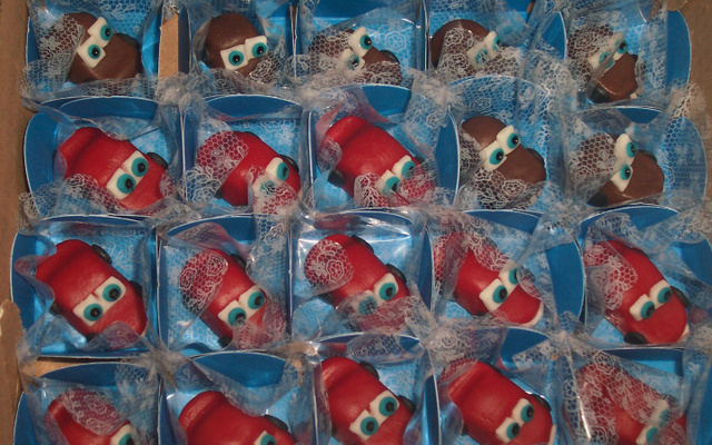 Docinhos modelados com leite ninho e leite condensado