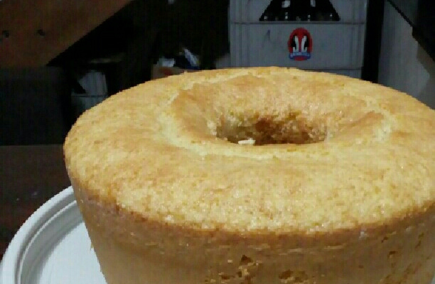 Bolo simples de coco com cobertura de chocolate (muito fácil)