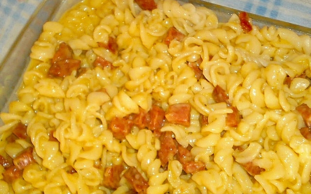 Macarrão com molho de maracujá e calabresa