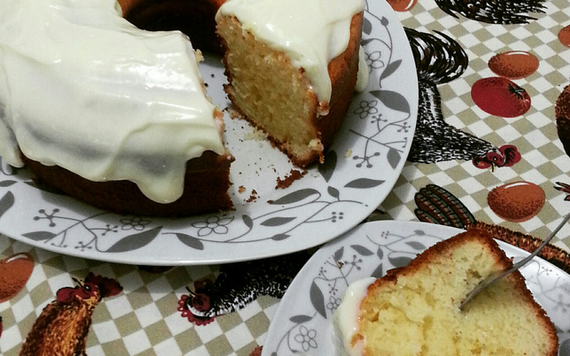 Bolo de iogurte com cobertura de limão