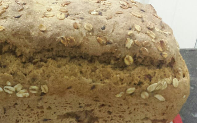 Pão integral com farinha integral, linhaça e aveia