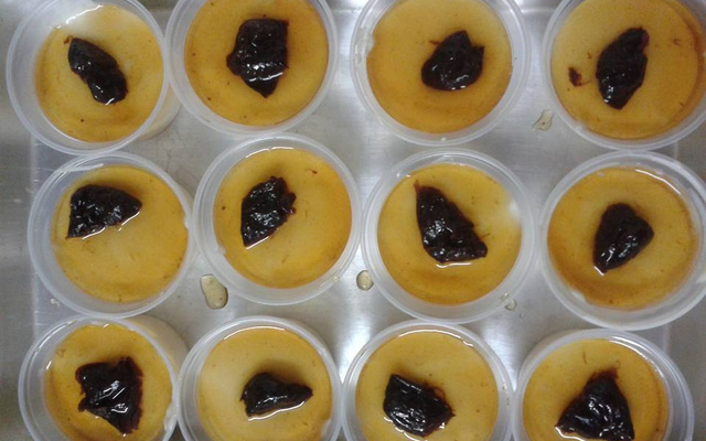 Manjar branco com calda de ameixas