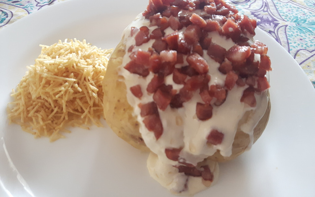 Batata assada e recheada