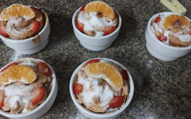 Cupcake tropical com suspiro