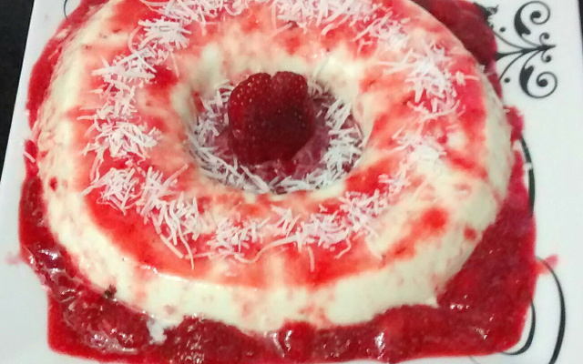 Manjar de coco com calda de morangos