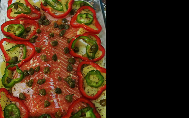 Salmão com tomate seco e alcaparras