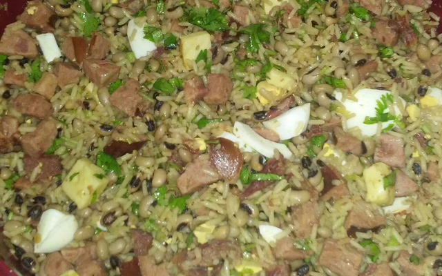 Baião de dois e ovo de galinha caipira