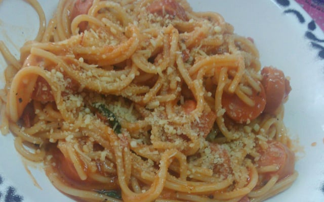 Macarrão com salsicha criativo