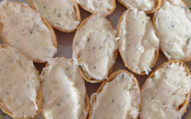 Salada de maionese pastosa para comer na barquinha