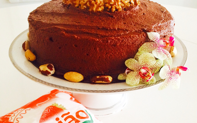 Bolo de chocolate com frutas secas