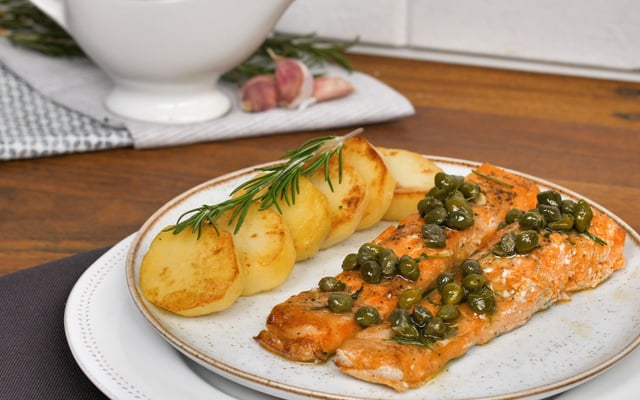 Salmão com molho de alcaparras