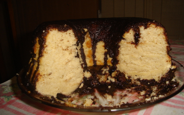 Bolo branco com calda de chocolate sem ovo