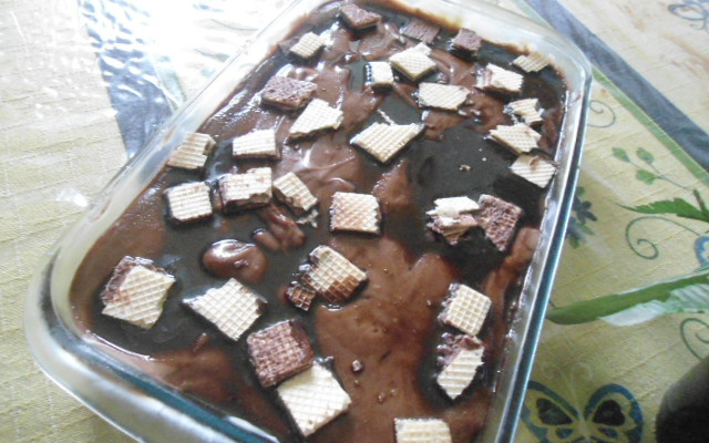 Pavê de biscoito wafer com creme branco e preto