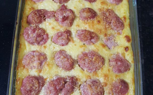 Purê de aipim com linguiça e queijo