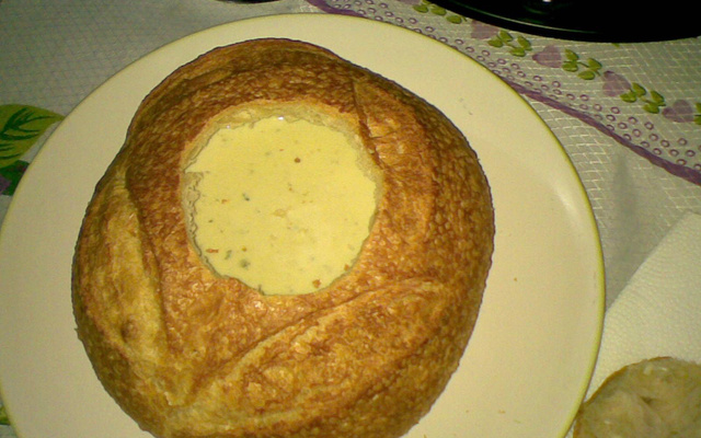 Fondue de queijo no pão