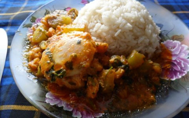 Moquequinha de chuchu com camarão e ovos