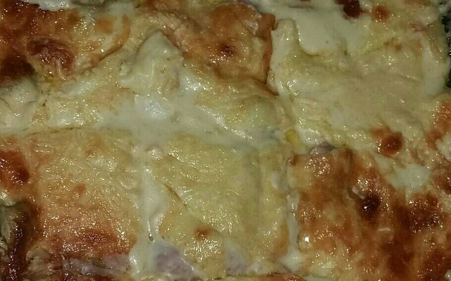 Lasanha de queijo e presunto ao molho branco