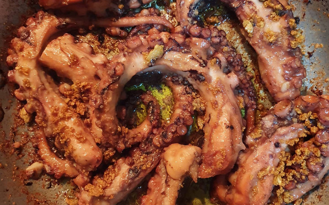 Polvo ao alho e óleo